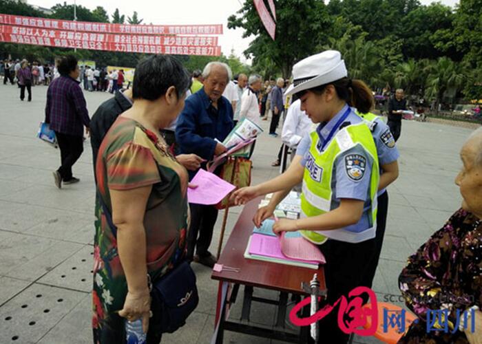 射洪交警大隊(duì)借助“5.12防災(zāi)減災(zāi)日”大力開(kāi)展道路交通安全宣傳工作