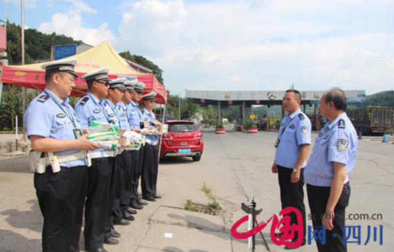 射洪交警大隊慰問戰(zhàn)斗在高溫一線的執(zhí)勤民警