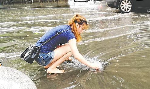 你比彩虹更耀眼 成都馬尾辮女孩雨中徒手疏通下水道