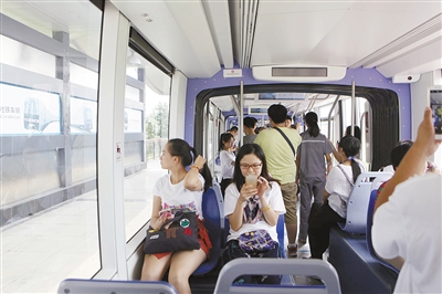 市民體驗成都首輛有軌電車 顏值高行駛穩(wěn)受盛贊